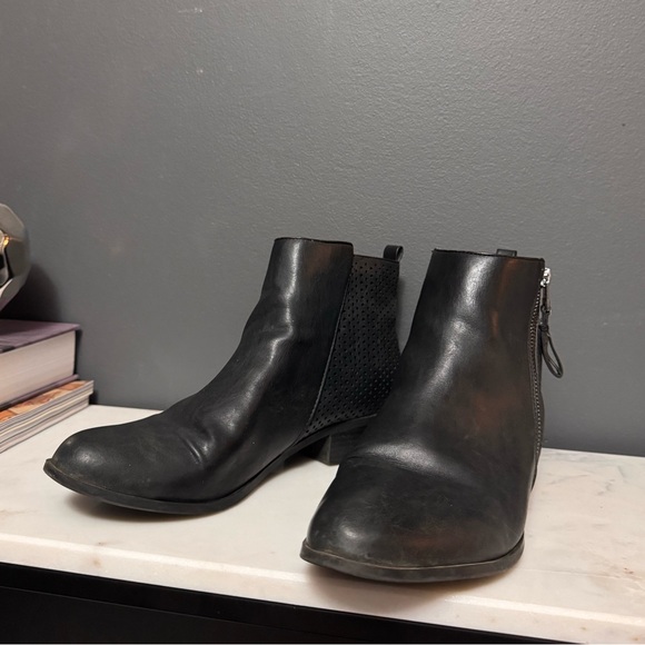 Denver Hayes Black Leather Boots - Picture 2 of 7